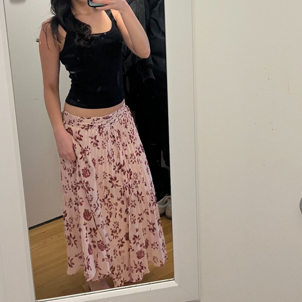 WD-NY pink skirt with adorable floral design. So cute for the spring. - Picture 2 of 6
